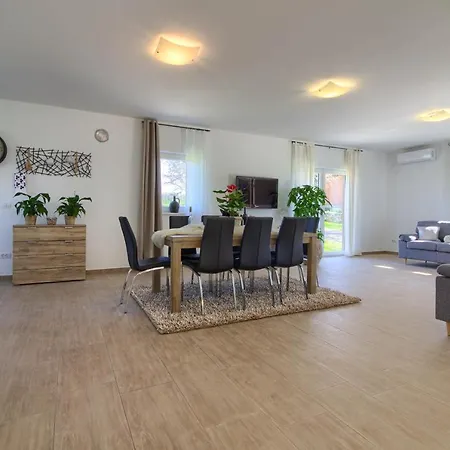 Villa Wonderful Palera Ii With Pool, Immersed In The Nature Near The