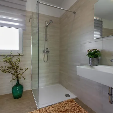 Villa Wonderful Palera Ii With Pool, Immersed In The Nature Near The Liznjan